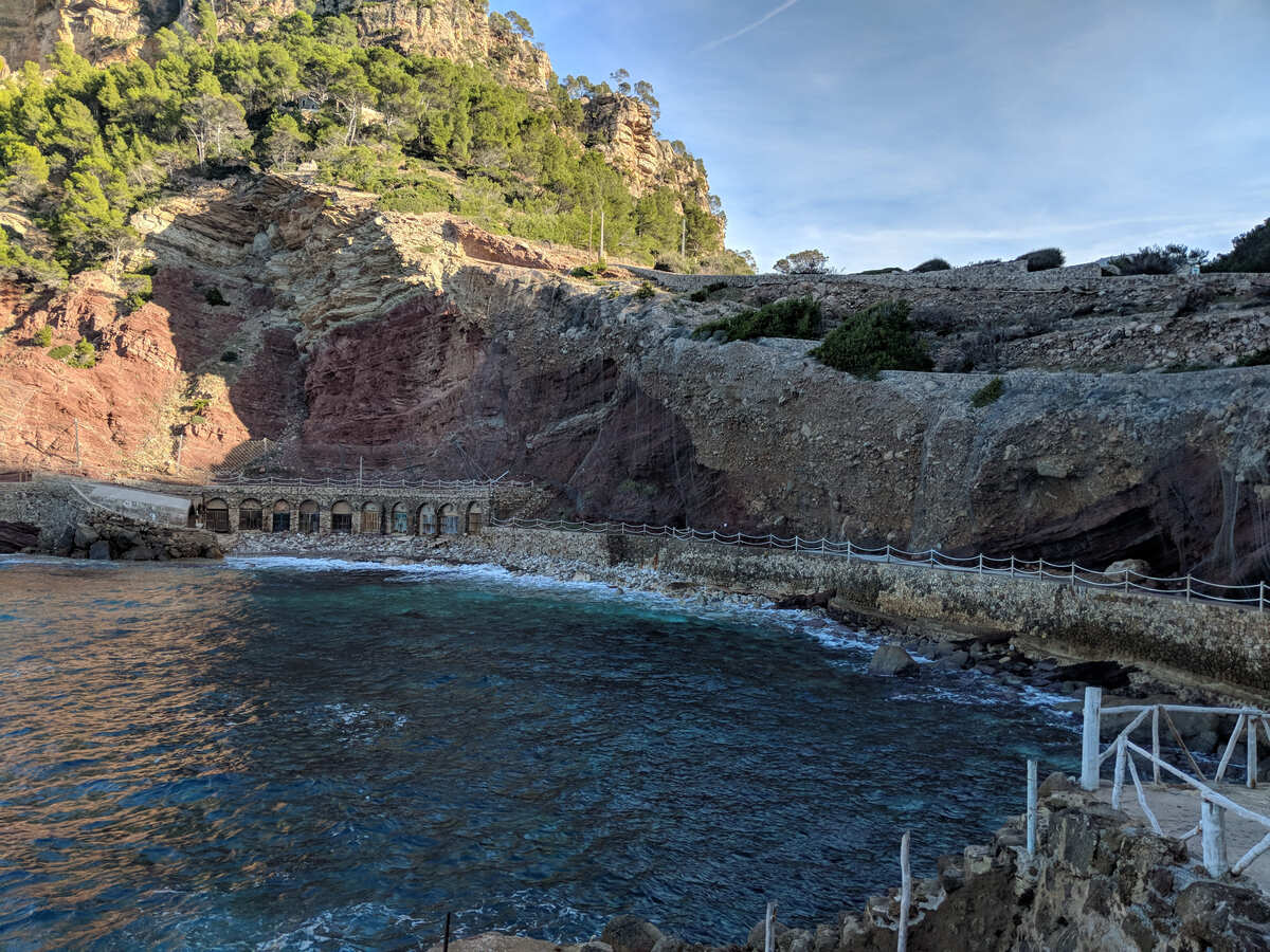 Playa - Cala Estellencs: Descubre la belleza natural y la tranquilidad en esta joya de Mallorca