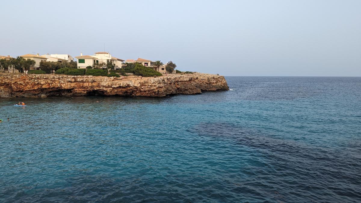 Playa - Cala Morlanda: Descubre la Belleza Natural en esta Encantadora Cala de Mallorca